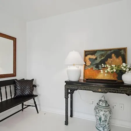 Boutique Flats On Fort Scott Drive -1Br Exec Suites, Free Parking-2