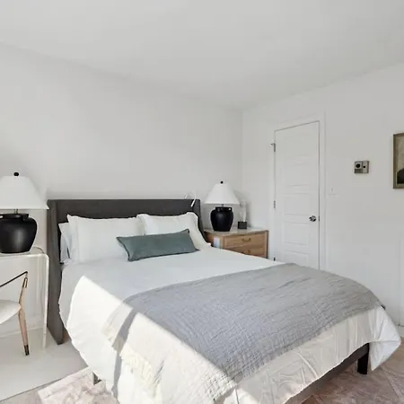 Boutique Flats On Fort Scott Drive -1Br Exec Suites, Free Parking-3